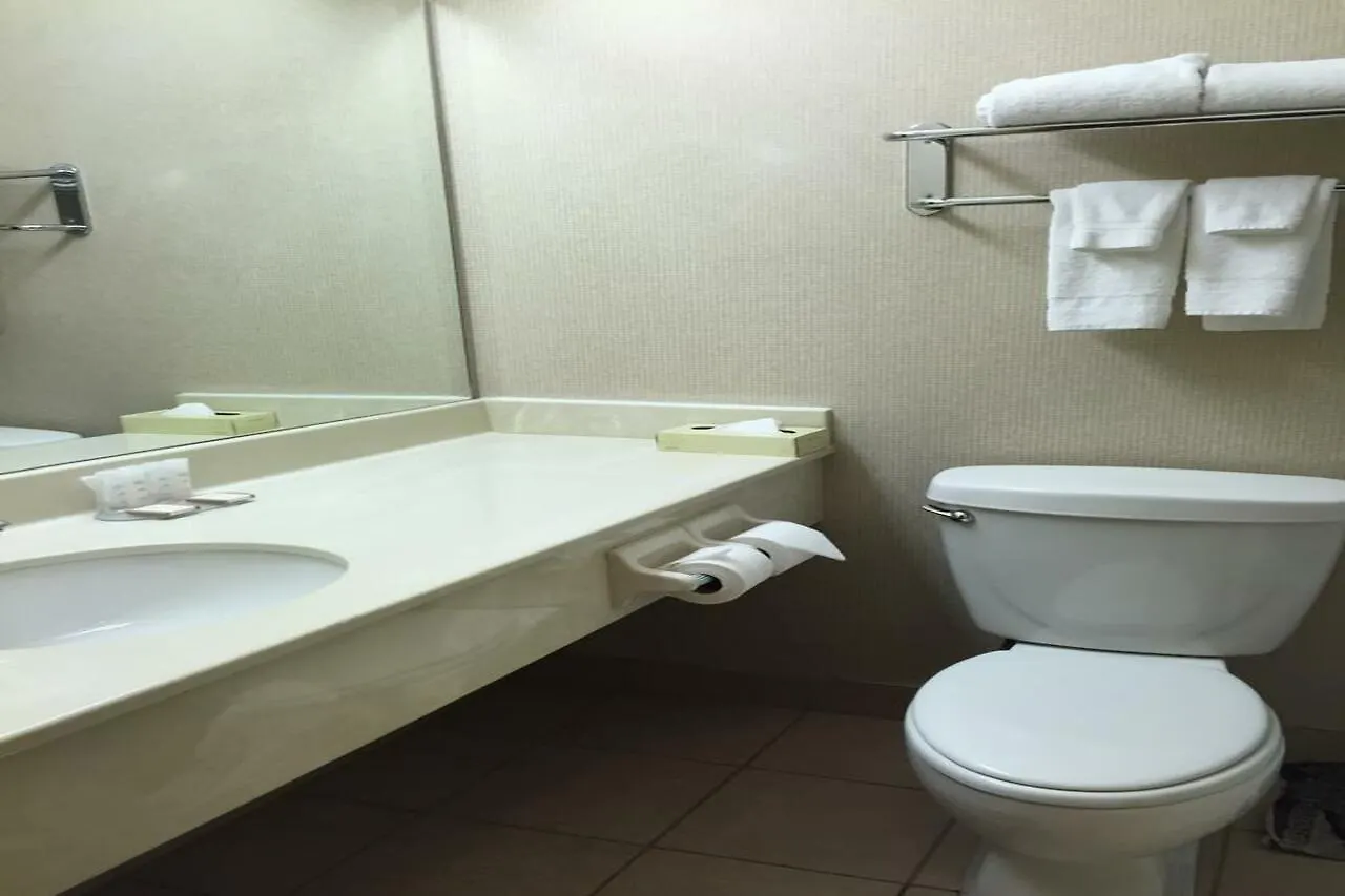Hotel Howard Johnson By Wyndham Toronto Downtown West Canada