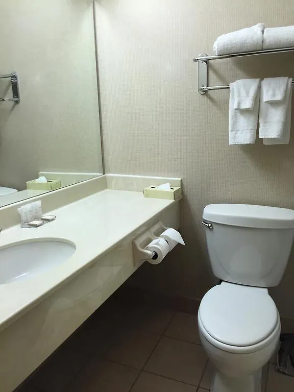 Howard Johnson By Wyndham Toronto Downtown West