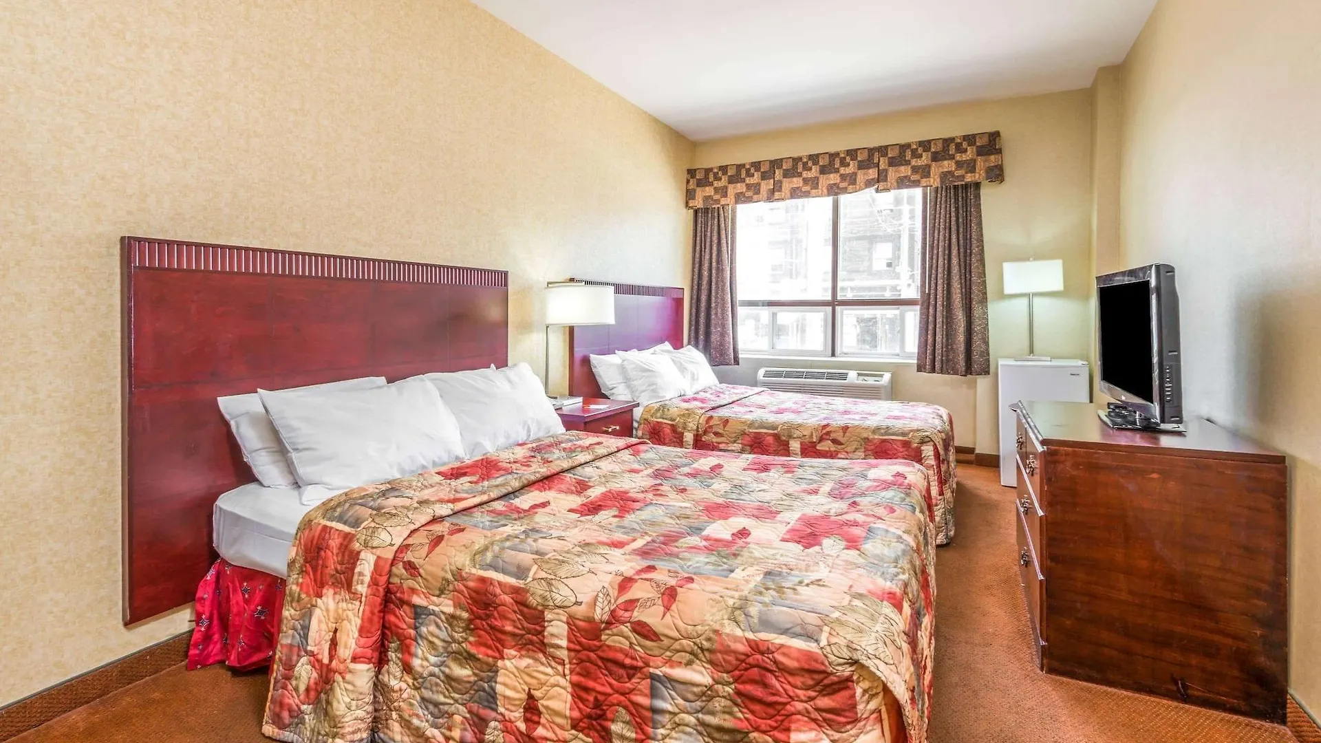 Howard Johnson By Wyndham Toronto Downtown West