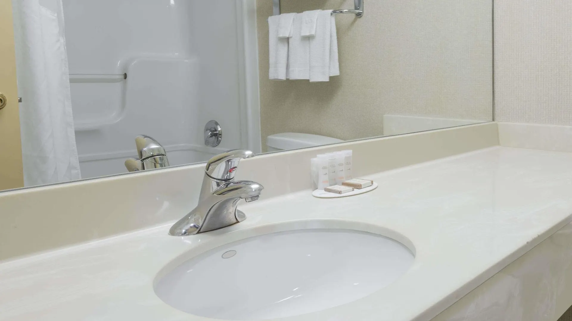 Howard Johnson By Wyndham Toronto Downtown West 0*,  Canada