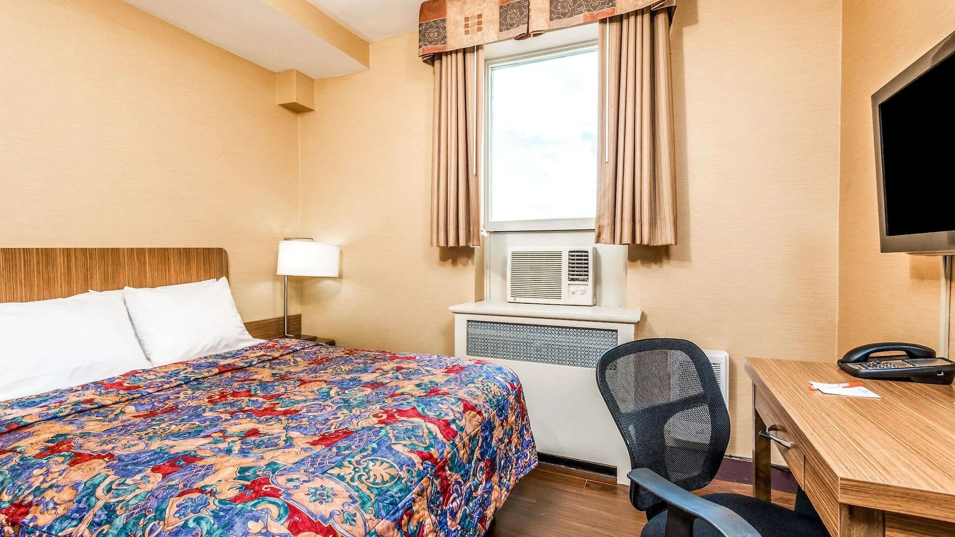Howard Johnson By Wyndham Toronto Downtown West Hotel