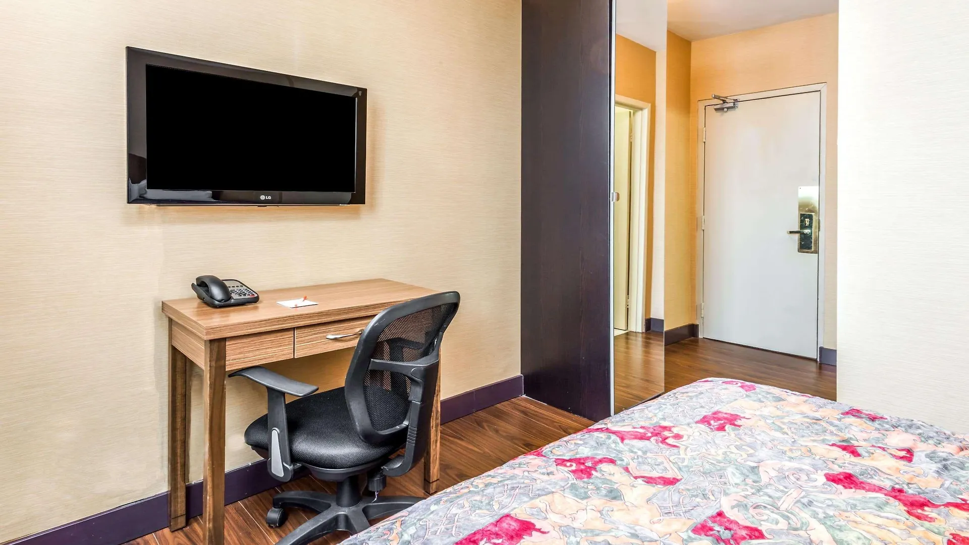 Howard Johnson By Wyndham Toronto Downtown West Hotel