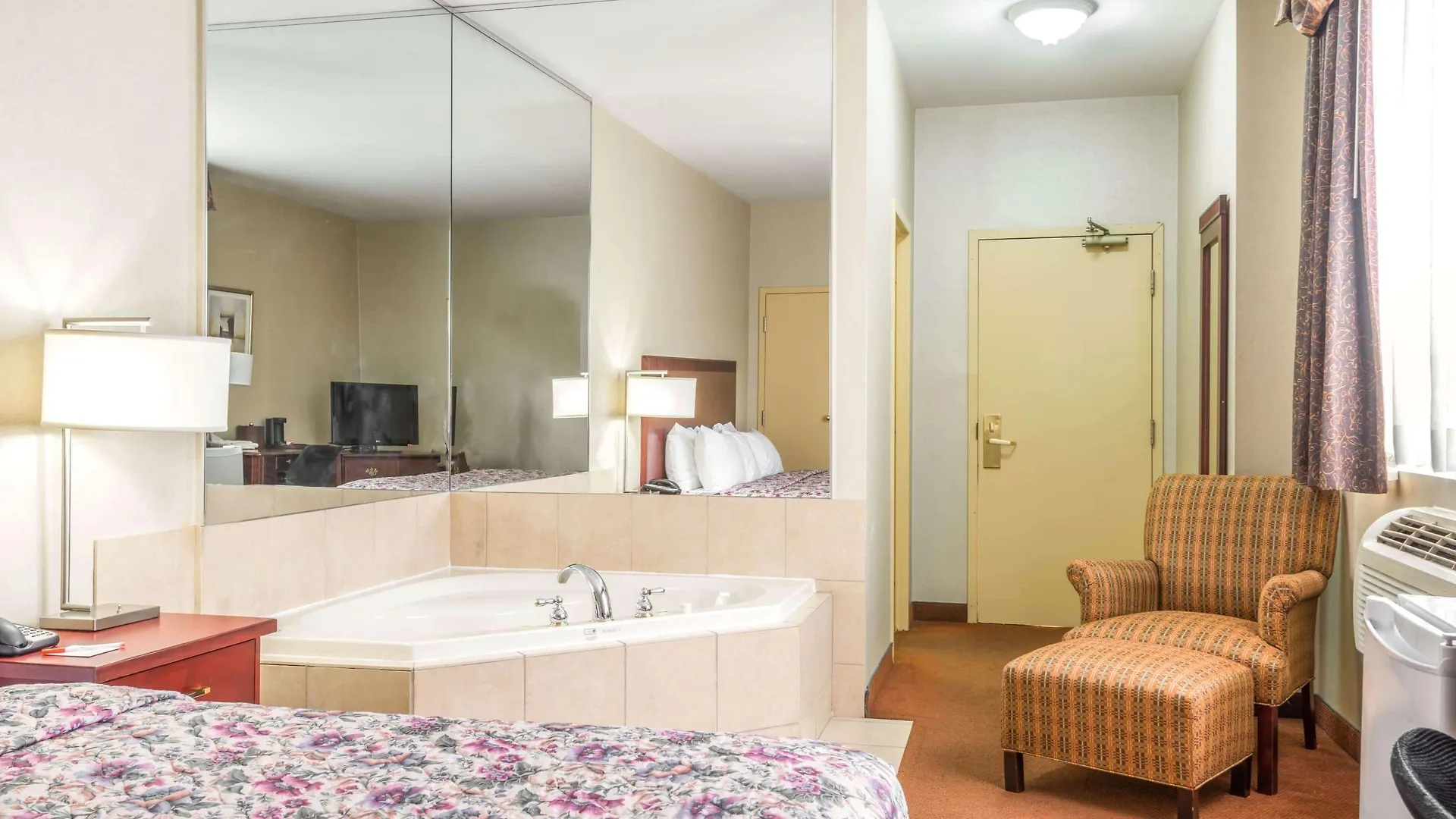 Howard Johnson By Wyndham Toronto Downtown West 0*,  Canada