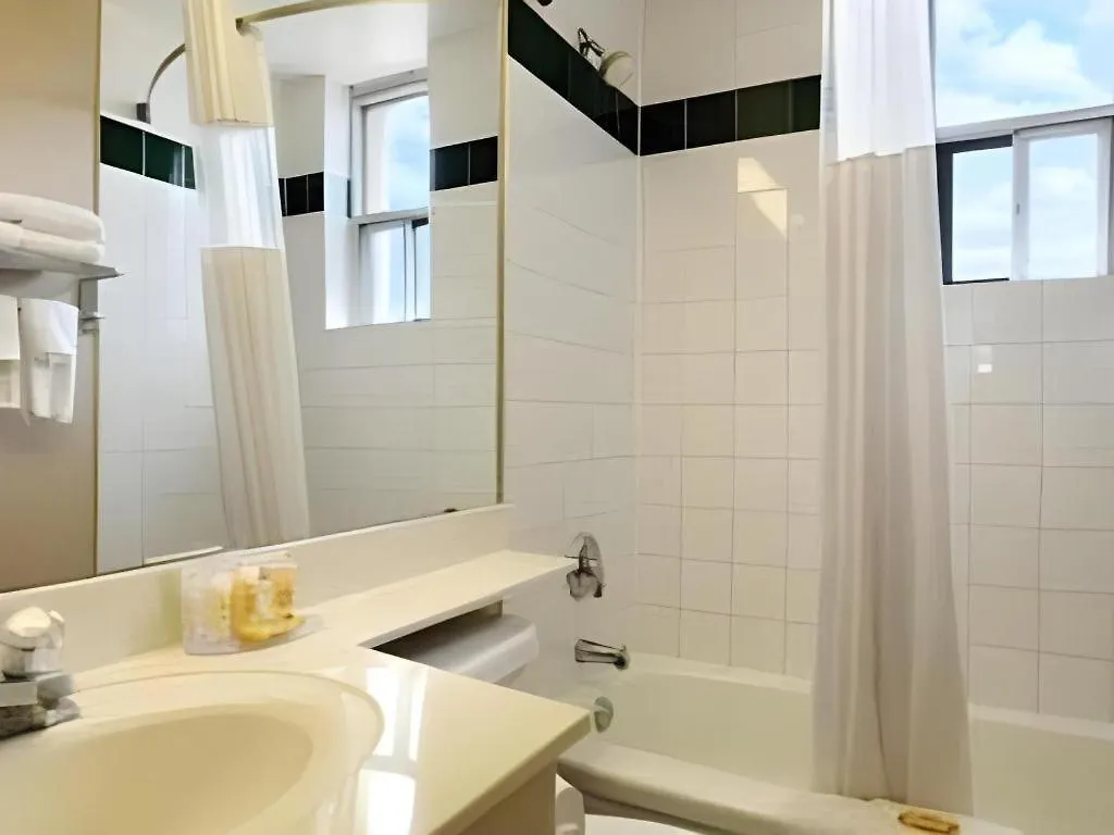 Howard Johnson By Wyndham Toronto Downtown West Hotel