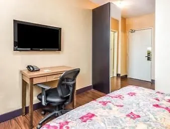 Howard Johnson By Wyndham Toronto Downtown West