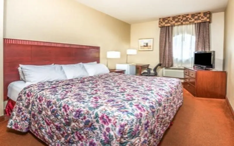 Howard Johnson By Wyndham Toronto Downtown West